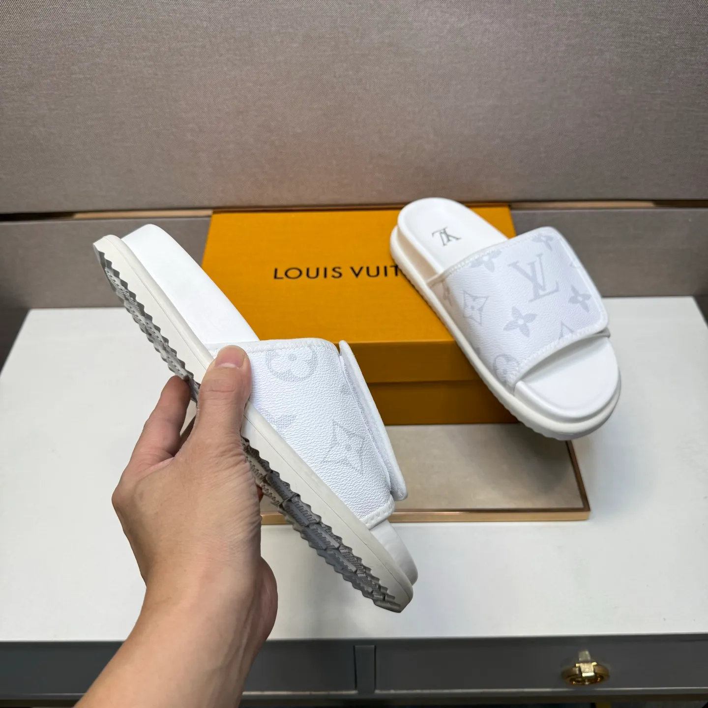 ⬛️Men's shoes 💰p320 [LV～] Men's casual slippers 2025z cabinet sales simultaneously 🔶Size: 38-44 #️⃣ 🔷3 colors🔜The upper is made of multi-material splicing ➕Genuine leather lining, comfortable and breathable, sole: original comfortable and wear-resistant outsole, ⚠️real thing📱photographed🎬real thing is better📢📢📢